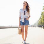 Stylizacja dnia: jeansowe szorty i koszula w kratę vichy